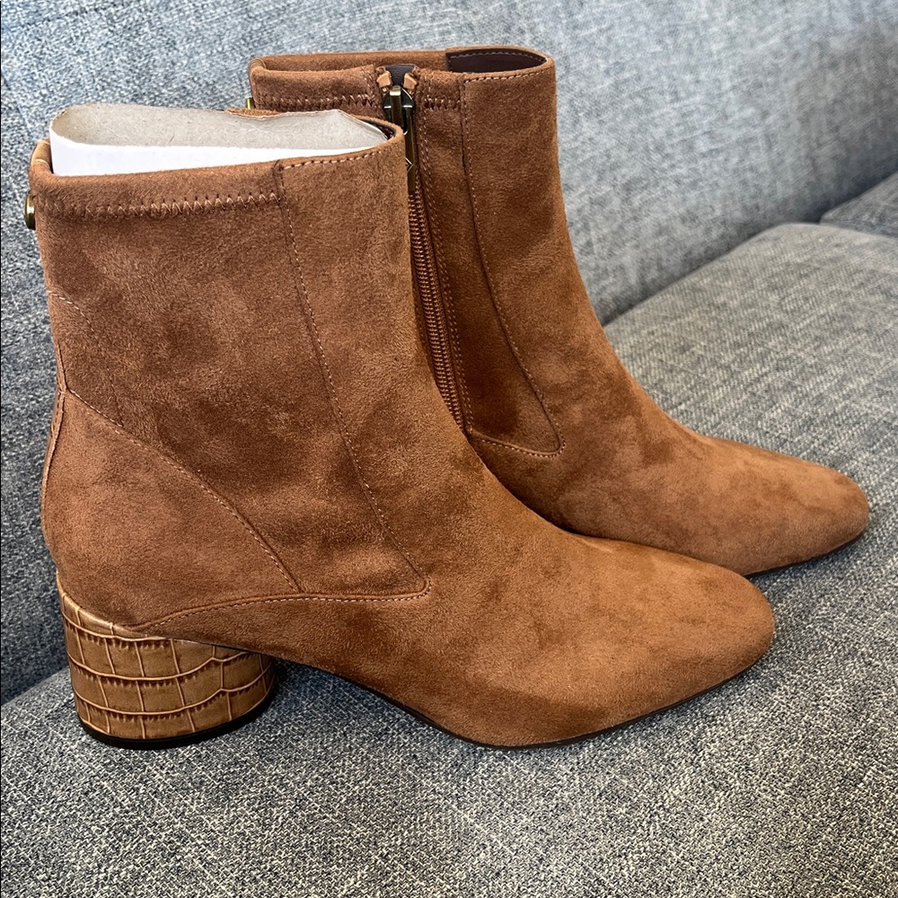 NIB Donald Pliner GAIGE Heeled Ankle Booties in Saddle - Picture 11 of 13